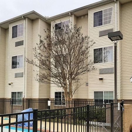 Starkville Inn & Suites Экстерьер фото