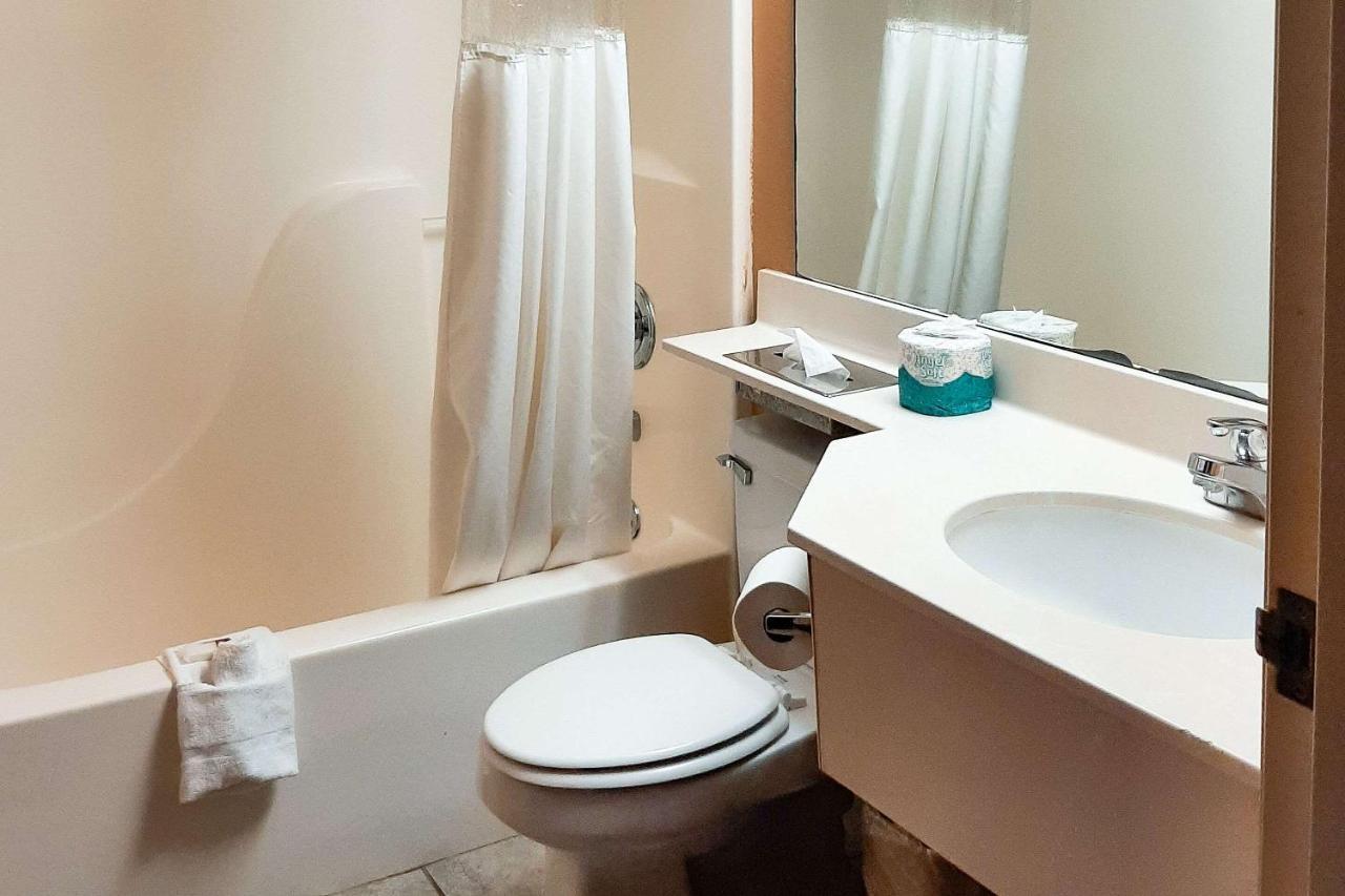 Starkville Inn & Suites Экстерьер фото